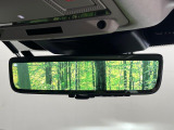 ◆ClearSightインテリアリアビューミラー『ルーフの上に取り付けられたカメラによって車内の積載状況に関係なく後方視界を確保できます。夜間でも鮮明に投影されます。』