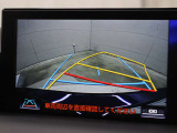 車庫入れや縦列駐車などの際に、後退操作の参考になるガイドラインをモニター画面に表示します。