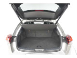 ハンズフリーパワーバックドアは、両手が荷物でふさがっているときでも、キーを携帯している状態であれば、リヤバンパーの下に足を出し入れすることで自動開閉します。