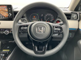 握りやすい形状のステアリングは、運転中の疲労を軽減。操作性にも優れ、快適なドライビングをサポートします。