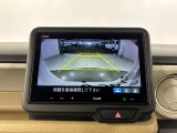 後退時に車両の後ろ側をモニター画面に表示します。車庫入れが苦手な人もこれで安心♪