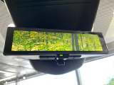 【インテリジェントルームミラー】後席の大きな荷物や同乗者で後方が確認しづらい時でも安心!カメラが撮影した車両後方の映像をルームミラー内に表示。クリアな視界で状況の確認が可能です!