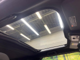【ガラスルーフ】ガラスルーフ搭載で車内の解放感が一気にアップ!開放的なドライブをお楽しみいただけます。