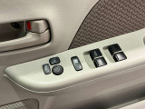 集中ドアロックや、電動格納ドアミラーや各ウィンドウの操作が出来るスイッチが運転席に付いております。