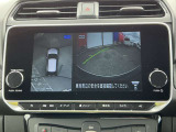 上空から見下ろしているかのような映像をディスプレイに映し出し、スムースな駐車をサポートします。画面は「トップビュー」のほか「サイドブラインドビュー」への切り換えが可能。ますます安心です