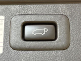 【パワーバックドア】スマートキーや運転席のボタンを押すだけでリアゲートが自動で開閉します!荷物を持っている時や、高い位置にあるバックドアを閉める際に便利な機能です♪