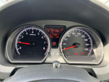 視認性の高いメーターで、速度やエンジン回転数をしっかり確認できます。運転に必要な情報を一目で把握できます。