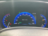 視認性の高いメータークラスターで、運転状況をひと目で把握。必要な情報を的確にドライバーへ届け、安全運転をサポートします。