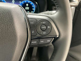 前方の車との車間を設定し、スピードを上げたり緩めたりを自動で行ってくれる追尾式の「レーダークルーズ」。上級装備の一つです!高級車にしかつかない嬉しい機能です。