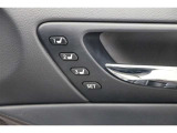車の運転席の位置を保存できるシステムです。運転手が変わってもセッティングしたポジションを再現できる為発進時の手間が省けます。