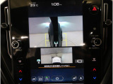左右のサイドカメラ映像を同時に表示し、車両周囲の死角をしっかりカバー。狭い道や駐車時の接触リスクを減らし、安心して操作できる視界を確保します。