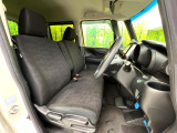 運転席まわりには十分なスペースがあり、大柄な方でもゆったり運転していただける環境です。