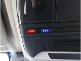 専用ボタンでコールセンターへ接続。状況に応じて緊急車両の要請やロードサービスの取次ぎを行います。重大事故の際は自動的にコールセンターにつながり、緊急車両やドクターヘリを要請します。(要申込)