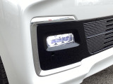 【フォグライト】霧などの悪天候時、自車の位置を示すとともに前方や路肩が見えずらい時、近い位置をワイドに照らしてくれます。