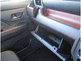 【グローブBOX】車検証、メンテナンスノート等収納できます。