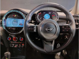 ミニ独特のゴーカートフィーリングと呼ばれる軽快なハンドリングはAT車、MT車のどちらでも楽しめます。