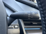 操作しやすい位置に配置されたウインカーレバー。スムーズな操作で、安全な車線変更をサポートします。直感的に使える設計です。