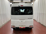 跳ね上げ式バックドアなので、雨天時の荷物の出し入れの際も濡れにくいです。