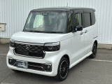 車幅いっぱいに伸びたフロントアクセサリLEDがボディーのワイド感を強調