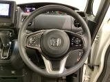 ハンドルにHondaセンシング系のクルーズコントロールやレーンキープアシストなどのスイッチが装備されています。ハンドルから手を離さず安全に操作できます。