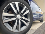 ●純正アルミホイール:輸入車ならではの卓越した走りを支えるホイールと足回りです!日本車の走りに慣れている方にもぜひ体感して頂きたいほど、高いレベルでまとまっています!