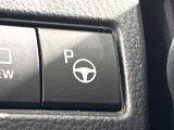【リモート機能つきアドバンストパーク】専用スマートフォンアプリの使用で、車外から遠隔駐車・出庫が可能な先進機能。広い場所で乗り降りしたい時に便利です♪