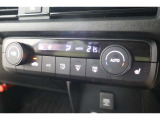 フルオートエアコンが装備されています!お好みの温度設定をするだけでエアコンの風量やモードの切り替えを自動でコントロールしてくれます!ユーザーの操作が少なく燃費走行にもつながります!