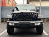 Jeepの象徴7スロットグリルがインパクトあります。フロントに障害物センサーを標準装備しております。