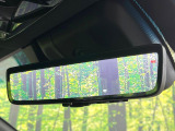 【デジタルインナーミラー】後席の大きな荷物や同乗者で後方が確認しづらい時でも安心!カメラが撮影した車両後方の映像をルームミラー内に表示。クリアな視界で状況の確認が可能です!