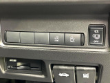 【ハンズフリー機能付き両側パワースライドドア】スライドドアの下に足先を入れてすぐ引くと、自動的にスライドドアが開閉します!荷物で両手がふさがった状態でも、ドアの開閉ができてとっても便利!