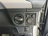 日本の駐車場は幅が広くないところが多くて、乗り降りが大変だったりしますよね。電動ミラーがあれば、室内でミラーをたためるので、駐車するときも便利ですね。