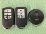 スマートキー付きですからドアロックの開閉およびエンジンスタートが楽々です。電動スライドドアの開け閉めもボタンで操作できます。加えて、純正リモコンエンジンスターター用の操作キーもついています。