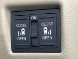 【両側パワースライドドア】スマートキーや運転席のスイッチで後席両側スライドドアの開閉が可能♪電動だから力を入れてドアを開ける必要が無く、小さなお子様でも簡単に開け閉めでき快適です♪