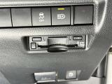 【ETC】高速道路などの料金所における自動料金支払いシステムです。車載器と料金所のアンテナとの間で無線通信を行い、料金を自動で支払うことができます。