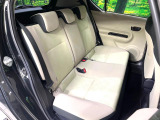コンパクトカーですが、セカンドシートは十分な広さがあり快適にお乗りいただけます♪シートを倒して大きな荷物を積んだりと、用途の幅が広い1台です。