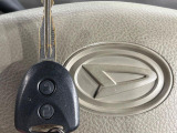 【キーレス】少し離れた場所からでもボタン一つでドアの開錠・施錠ができるのでとっても便利!ドアの鍵穴周りに傷をつけることもありません♪