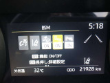 【ブラインドスポットモニター】隣の車線を走る車をレーダーで検知。ドアミラーでは確認しにくい後方エリアの車を検知して、ドアミラーに搭載されたLEDインジゲーターが点灯して注意を喚起してくれます。