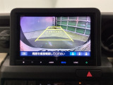 バックモニター付きで、車庫入れやバック時の後方確認をサポート。