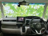 運転席からの視界は広く、運転操作もスムーズに行えます。快適な運転空間で、長距離ドライブも楽々です。
