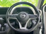 握りやすい形状で操作性の良いステアリング。各操作スイッチも配置されており、運転中でも直感的に操作可能です。