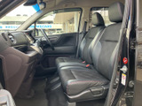 シンプルで機能的なデザインの室内空間。運転に必要な情報を視認しやすく配置されています。