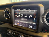 運転席・助手席の温度調節を個々に設定できるデュアルゾーンオートエアコンを装備しております。