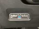 ハンドルの左下にETCがついています。高速道路の料金所の通過も楽々です。 カードの取り出しもしやすい場所についています。