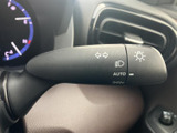 操作しやすい位置に配置されたウインカーレバー。直感的に操作でき、安全な車線変更をサポートします。夜間も視認性に優れています。