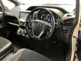 運転席周りのレイアウトをご覧ください。ナビゲーションが綺麗に装着されすっきり収まってますね!