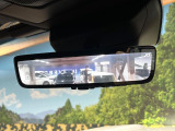 【デジタルインナーミラー】後席の大きな荷物や同乗者で後方が確認しづらい時でも安心!カメラが撮影した車両後方の映像をルームミラー内に表示。クリアな視界で状況の確認が可能です!