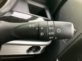 操作しやすい位置に配置されたウインカーレバーです。スムーズな操作で、安全な車線変更をサポートします。