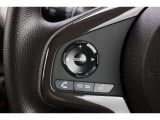 ハンドル左部分でオーディオ操作が可能。そのため、運転中でも目線をずらさずに安全運転♪スマートフォンを接続してハンズフリー通話も可能です。