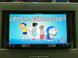 停車中には、お気に入りの番組や映像を楽しめます。家族でのドライブや待ち時間も、エンターテインメントで満喫できる一台です。
