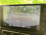 後方確認をサポートするモニター。駐車時の安全性を高めるガイドライン表示で、狭い場所でもスムーズな駐車操作を可能にします。
